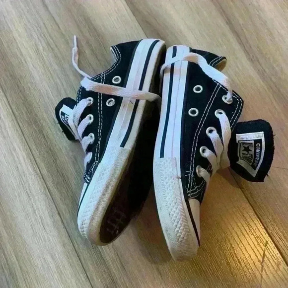 Kids  black converse size 11 US - Picture 6 of 7